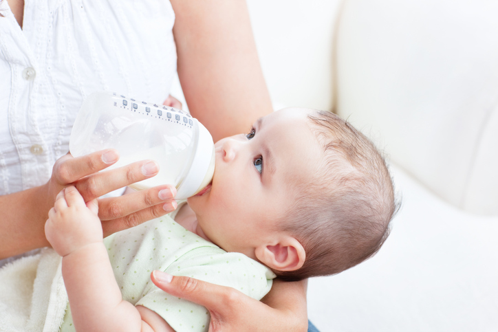 Prechod na umelé mlieko: čo robiť, keď ho dieťa odmieta