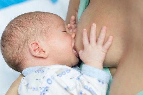 Dojčenie a začiatky s výživou – brožúra na stiahnutie zdarma